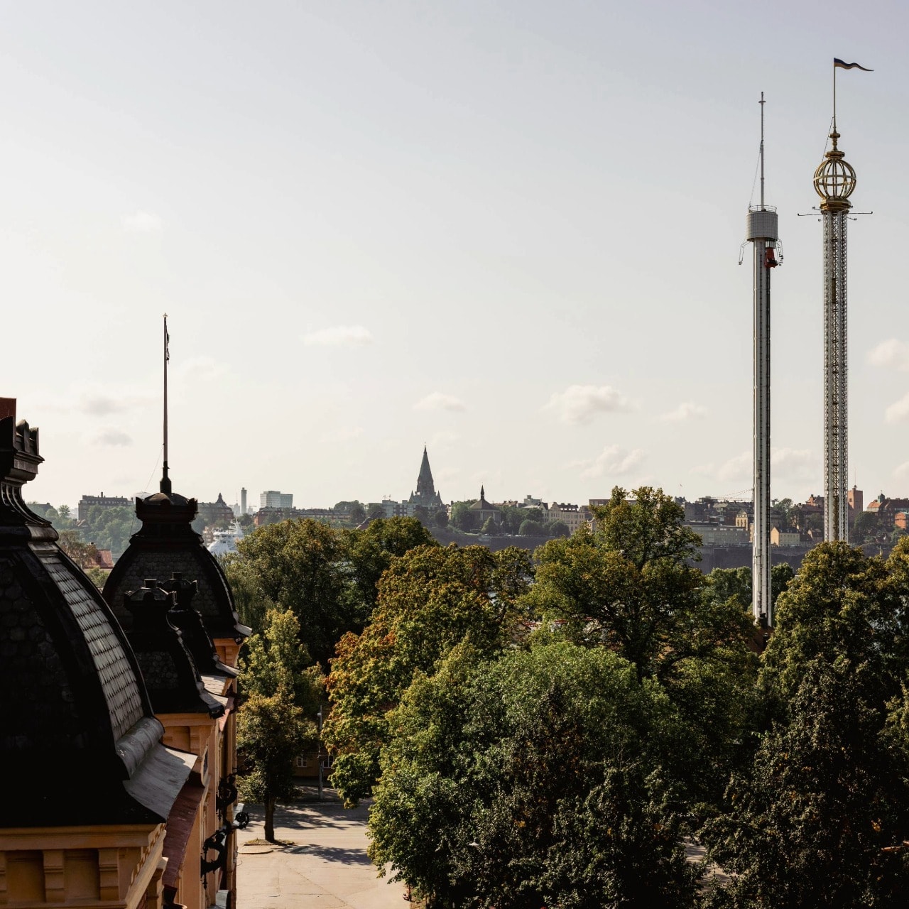 Vy över grönskande Djurgården och Gröna Lund från Cirkus