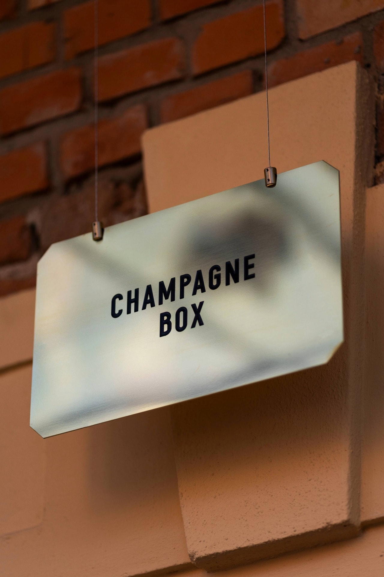 Skylt som visar Champagnebaren / Champagne Box