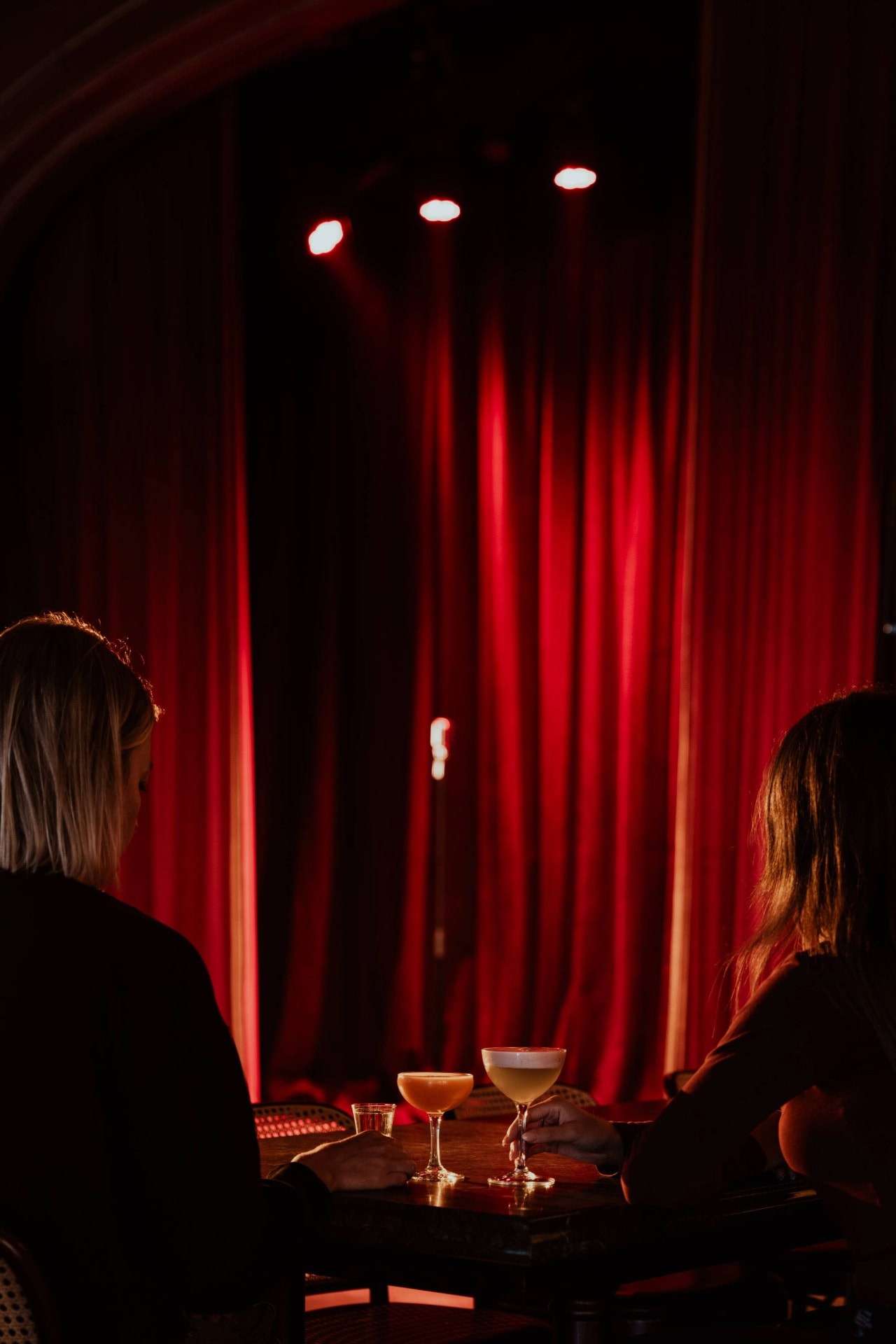 Drinkar framför scenen i Cirkus restaurang