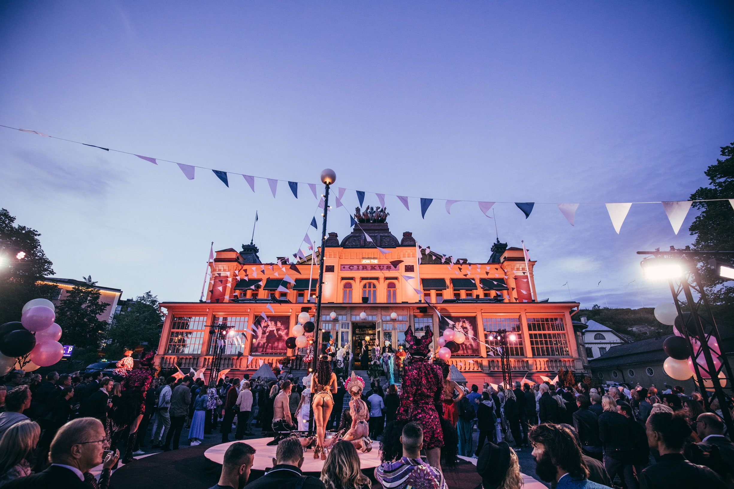 Fest på torget utanför Cirkus