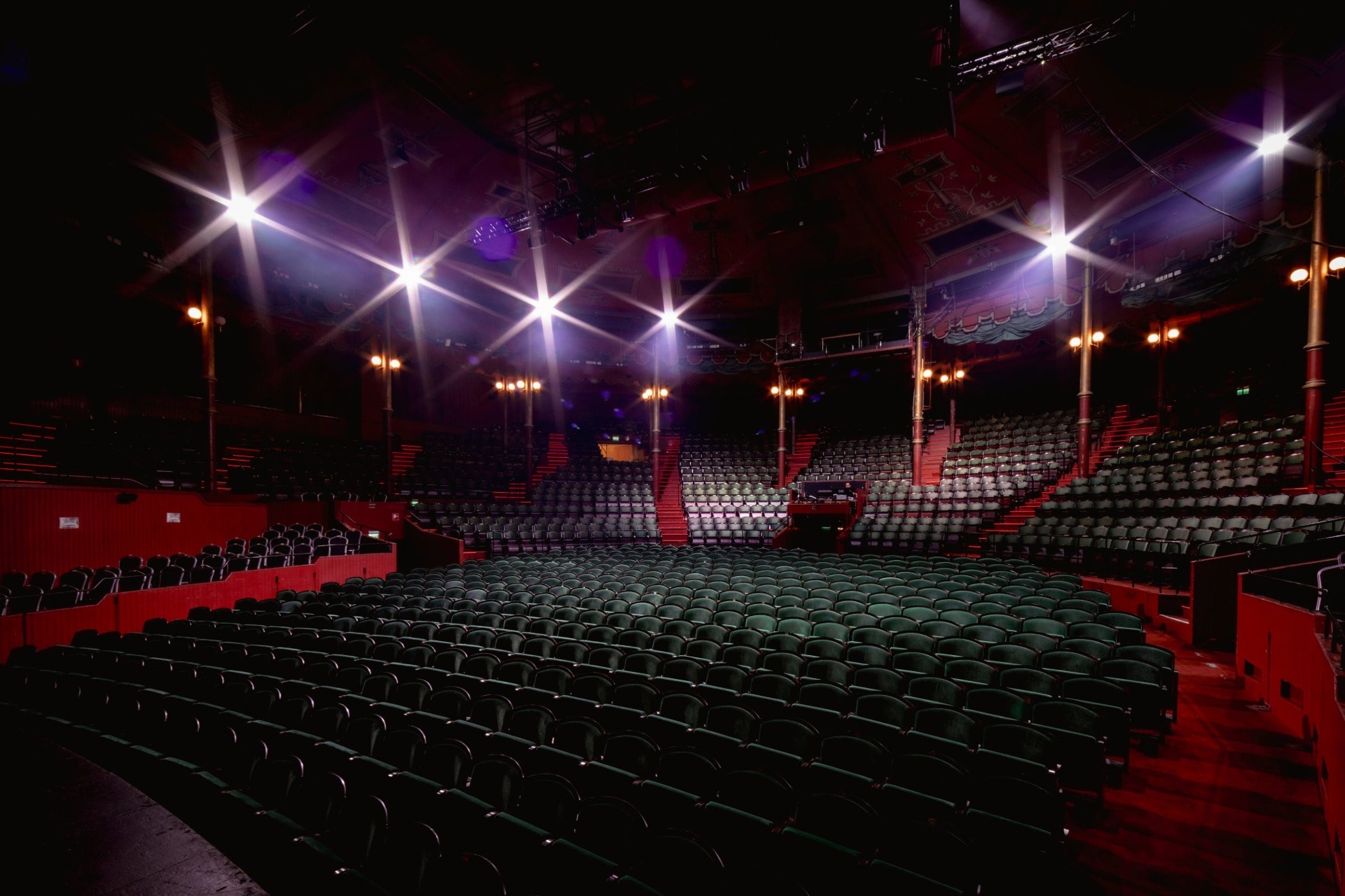 Vy över Cirkus salong med sittande platser på parkett