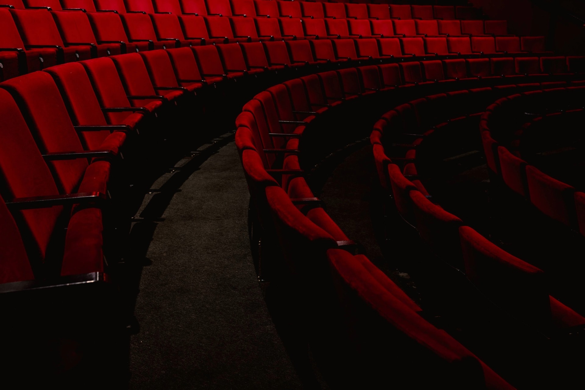 Stolar inne på Nya Cirkus