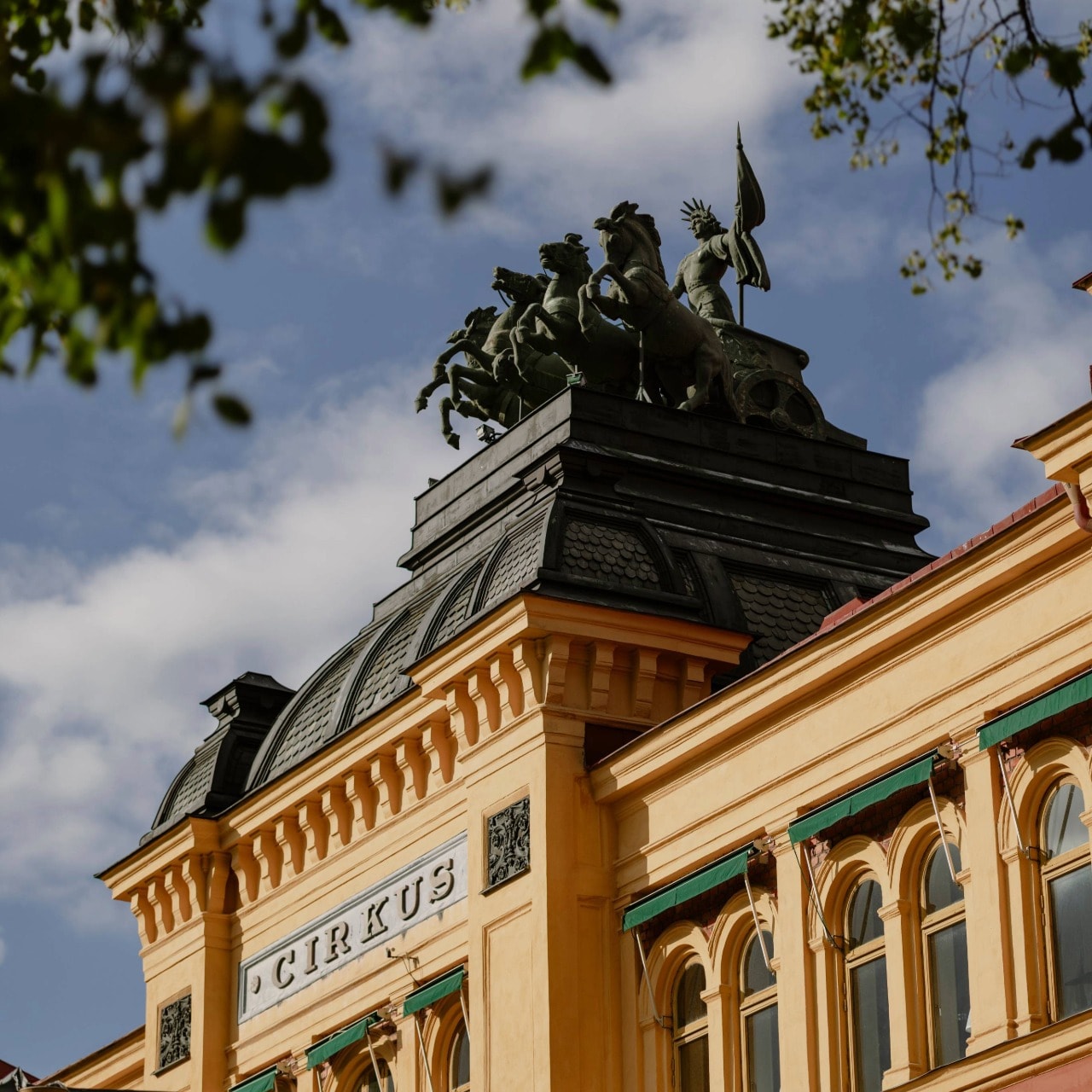 Cirkus exteriör med quadriga